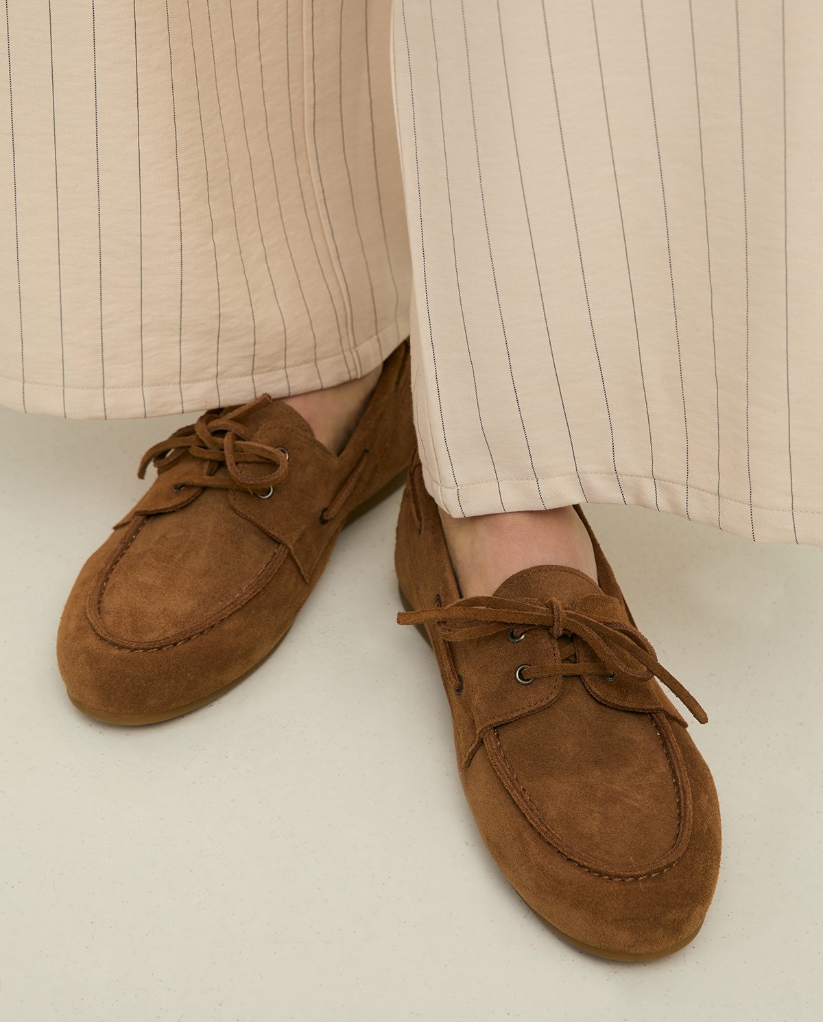 Mocasines piel serraje en color camel, vista frontal con detalle del tejido