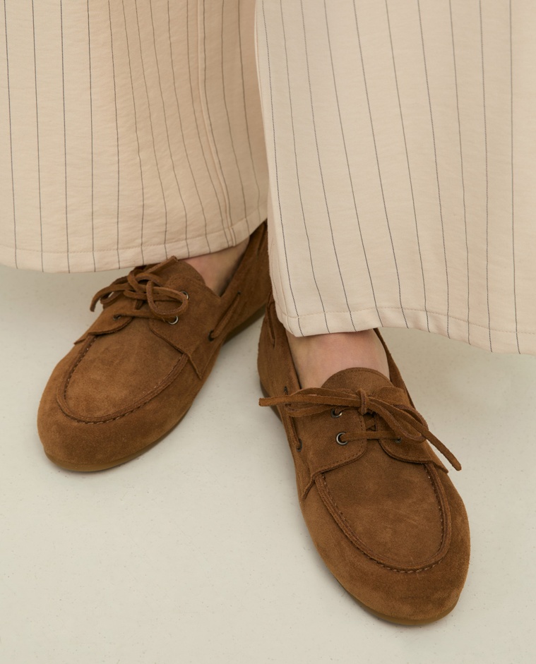 Mocasines piel serraje en color camel, vista frontal con detalle del tejido