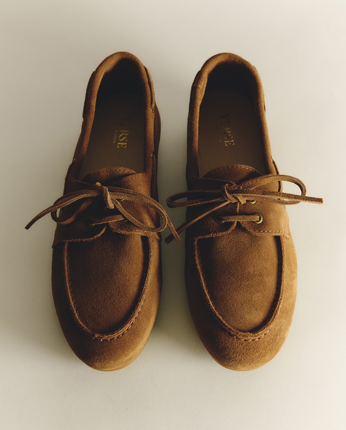 Mocasines piel serraje en color camel, vista frontal con detalle del tejido