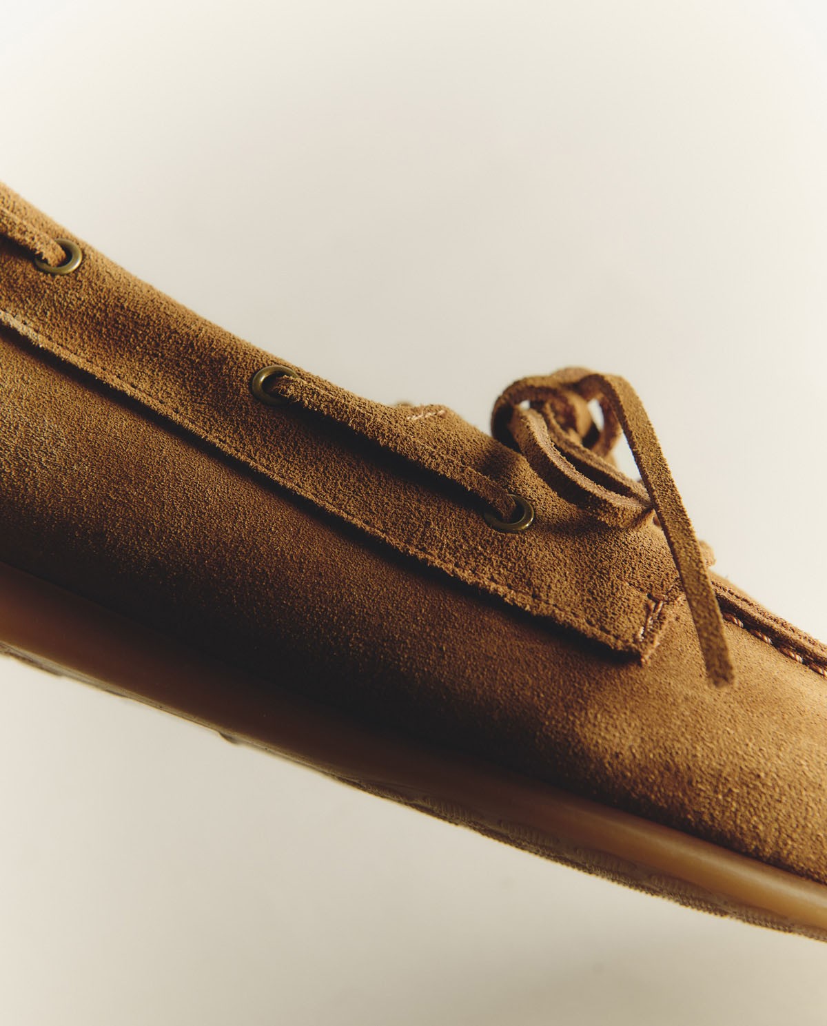 Mocasines piel serraje en color camel, vista frontal con detalle del tejido 1