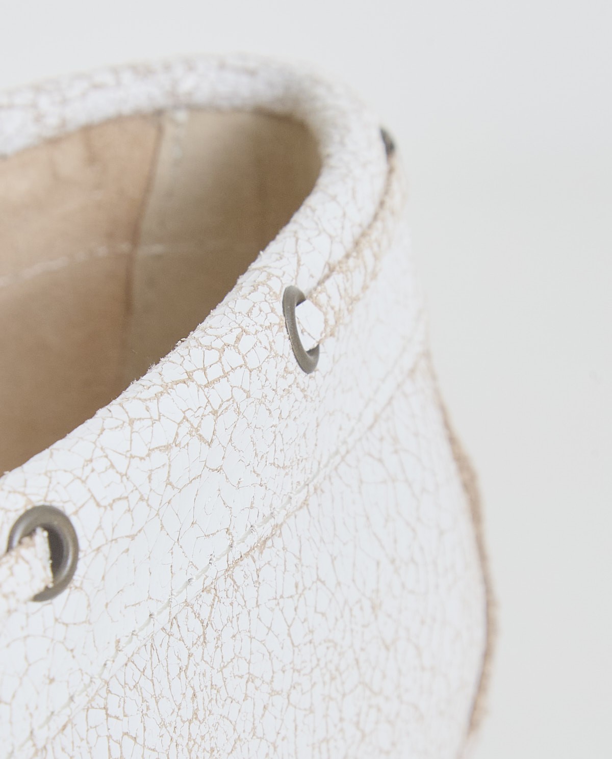 Mocasines de piel con cordones en color blanco, vista frontal con detalle del tejido 5