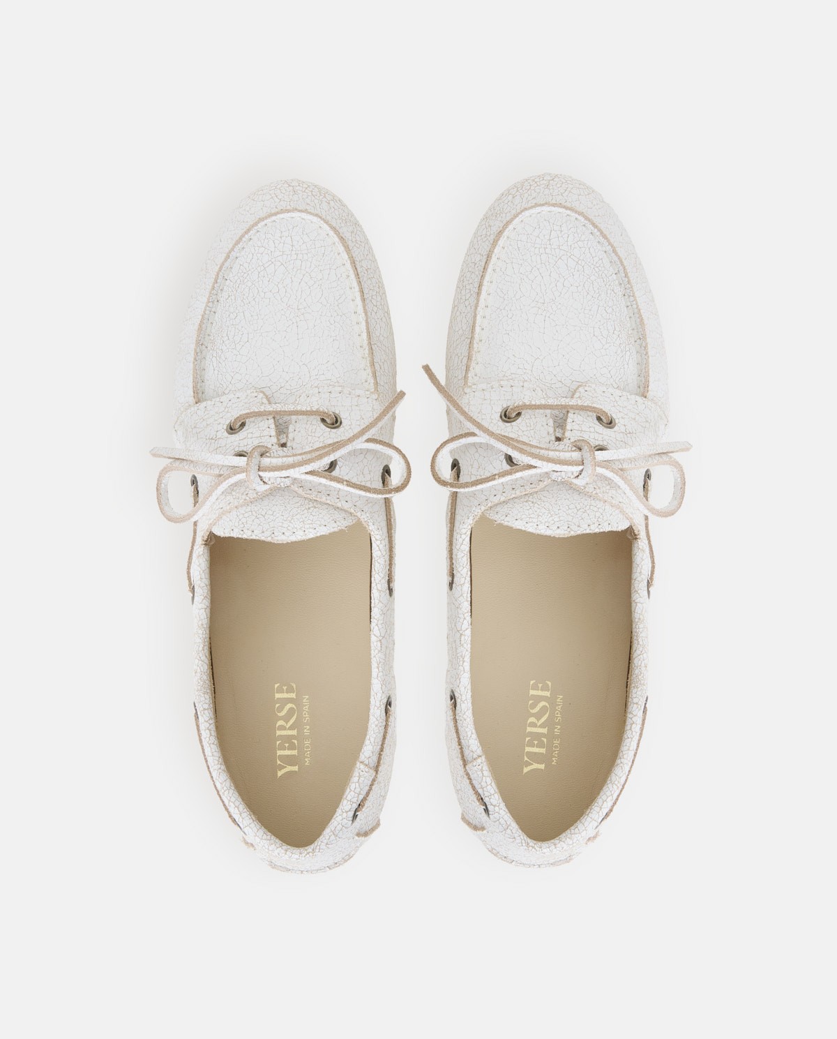 Mocasines de piel con cordones en color blanco, vista frontal con detalle del tejido 6