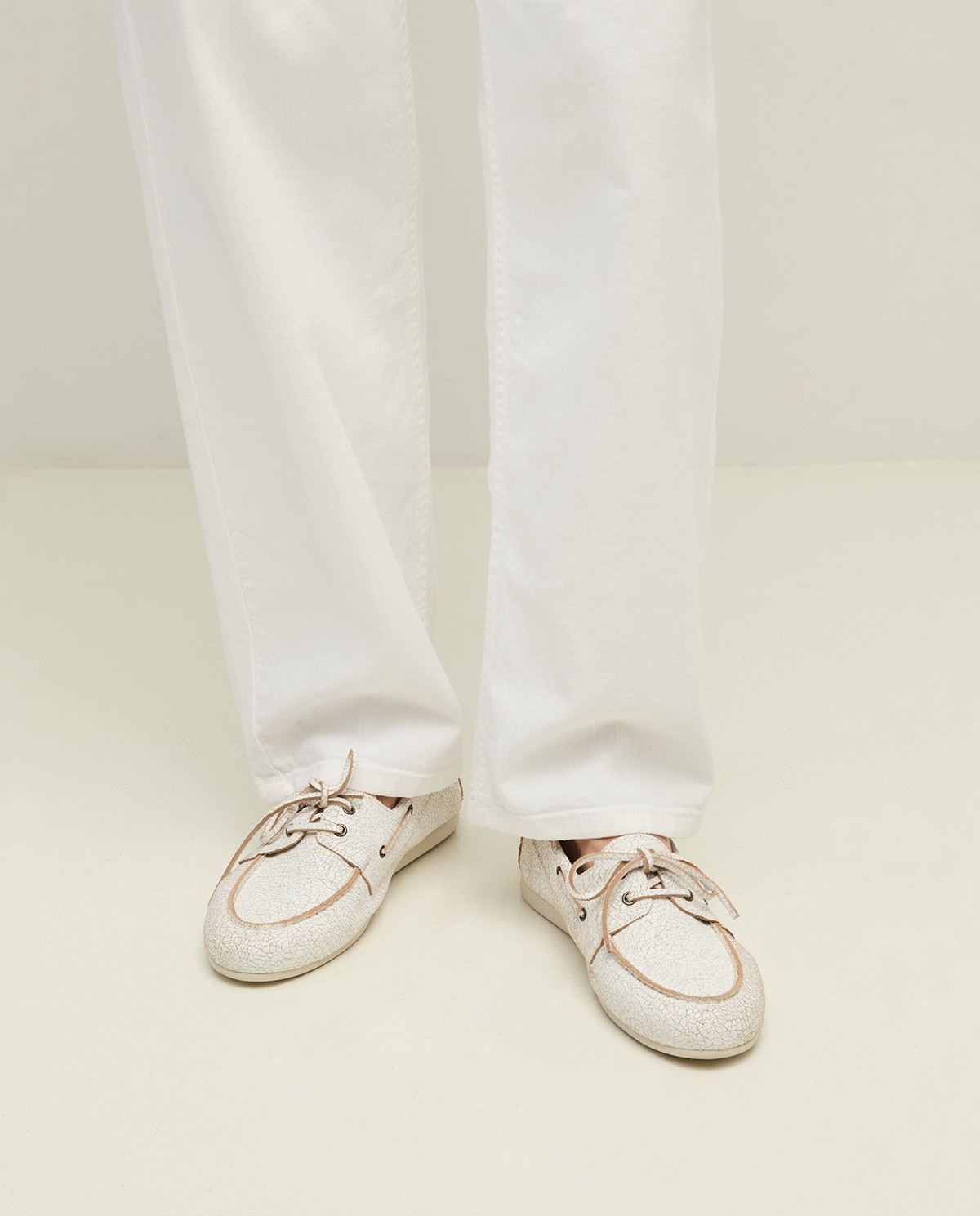 Mocasines de piel con cordones en color blanco, vista frontal con detalle del tejido 1