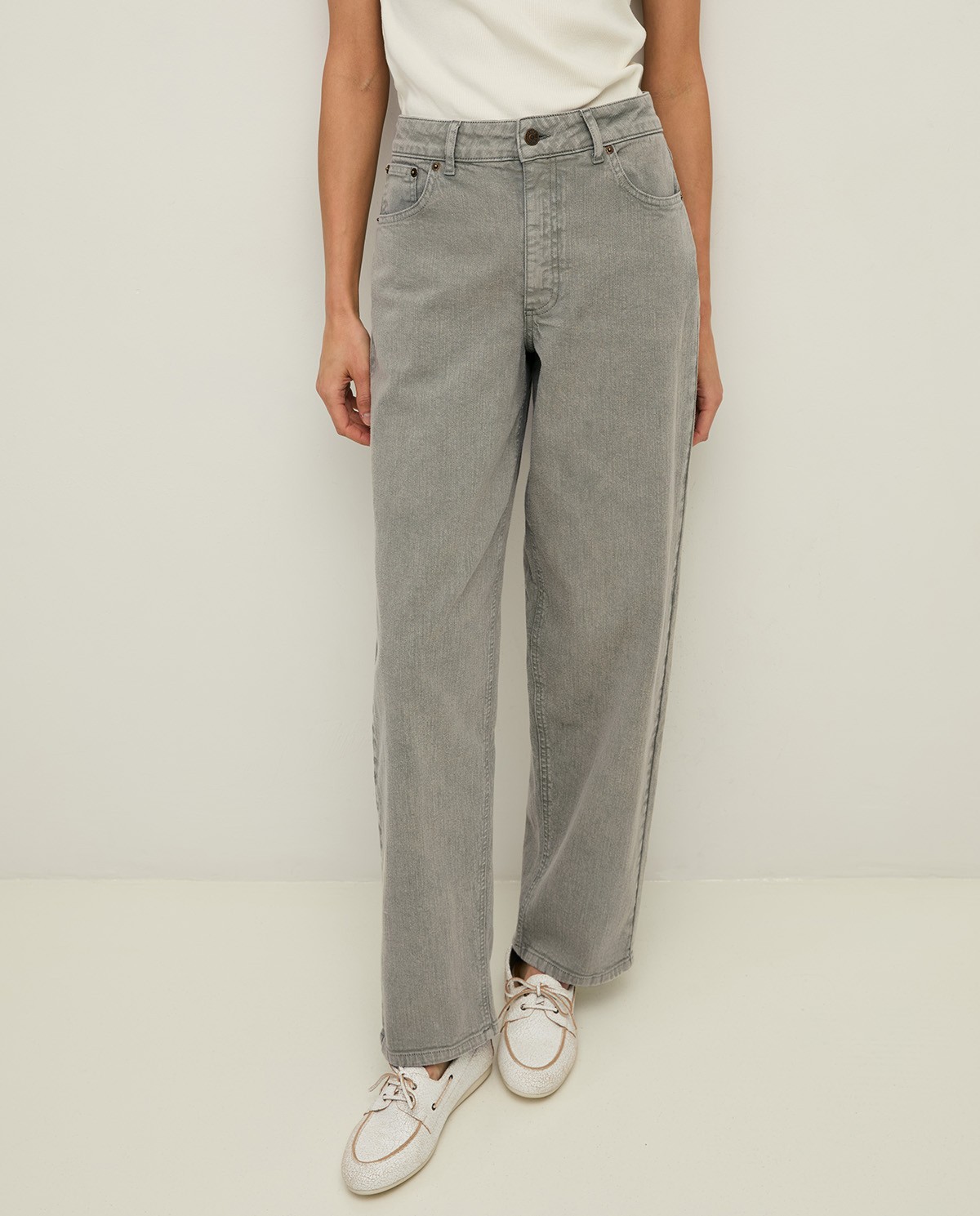 Mocasines de piel con cordones en color blanco, vista frontal con detalle del tejido 3