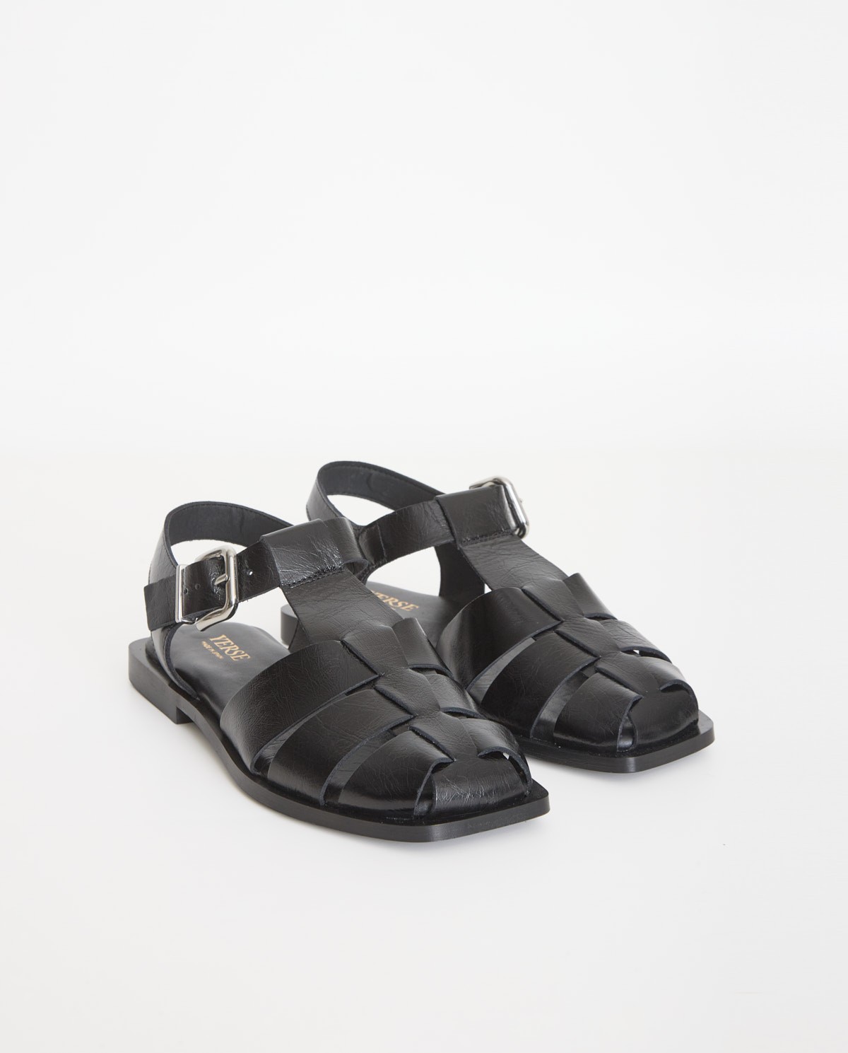 Cangrejera piel brillante planta acolchada en color negro, vista frontal con detalle del tejido 2