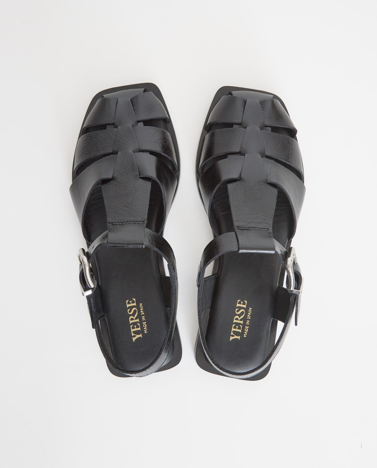 Cangrejera piel brillante planta acolchada en color negro, vista frontal con detalle del tejido 4