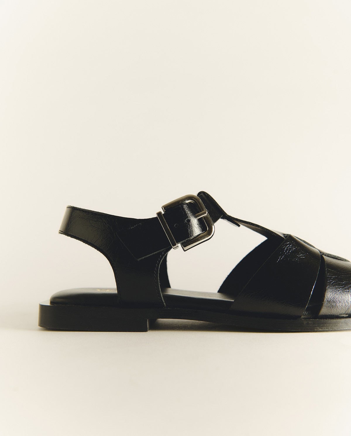 Cangrejera piel brillante planta acolchada en color negro, vista frontal con detalle del tejido 2