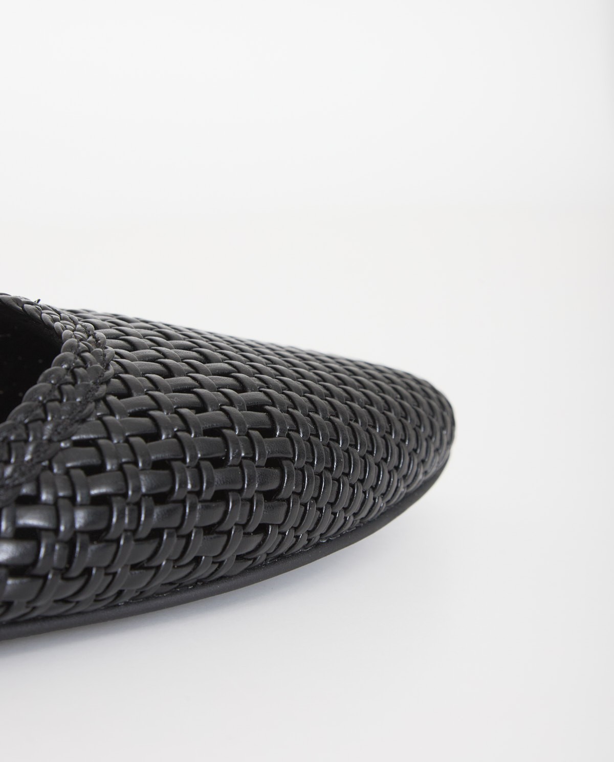 Bailarina destalonada trenzada en color negro, vista frontal con detalle del tejido 6