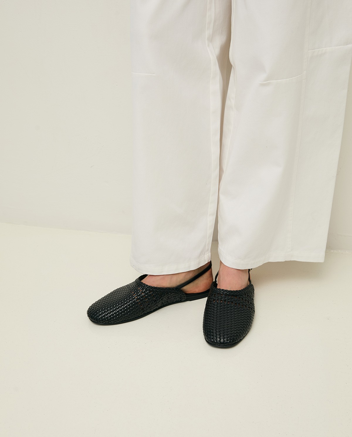 Bailarina destalonada trenzada en color negro, vista frontal con detalle del tejido