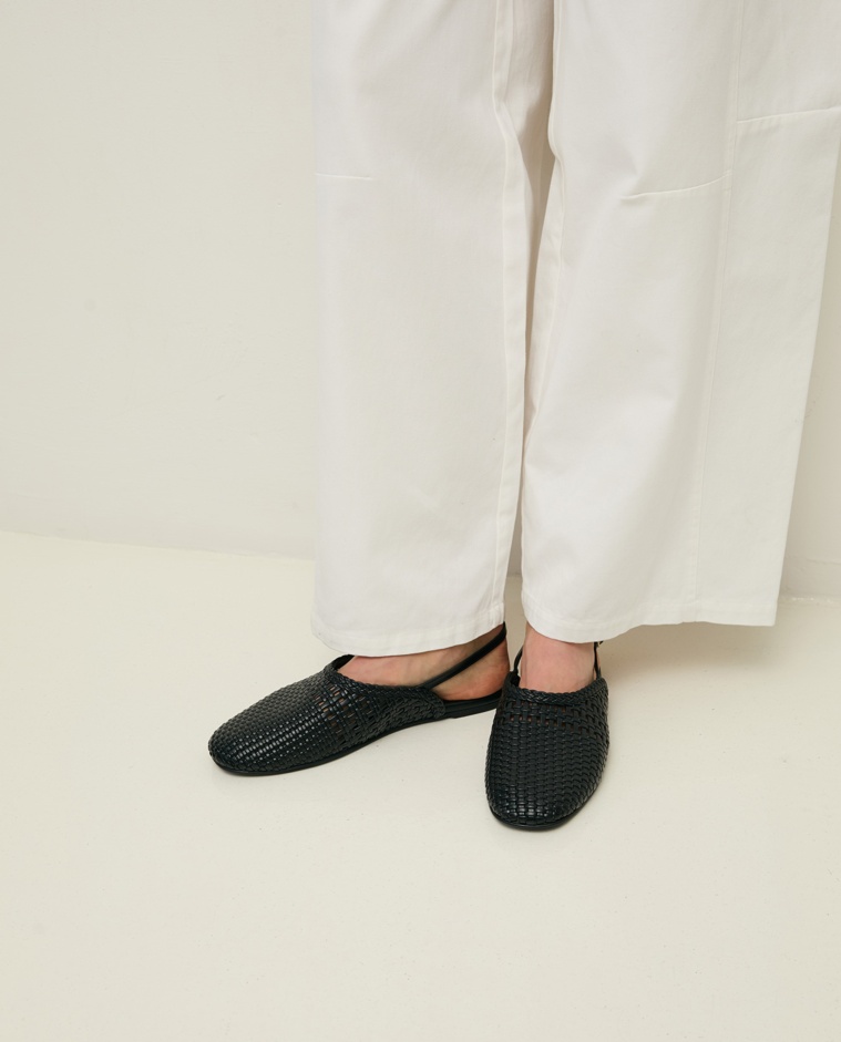 Bailarina destalonada trenzada en color negro, vista frontal con detalle del tejido