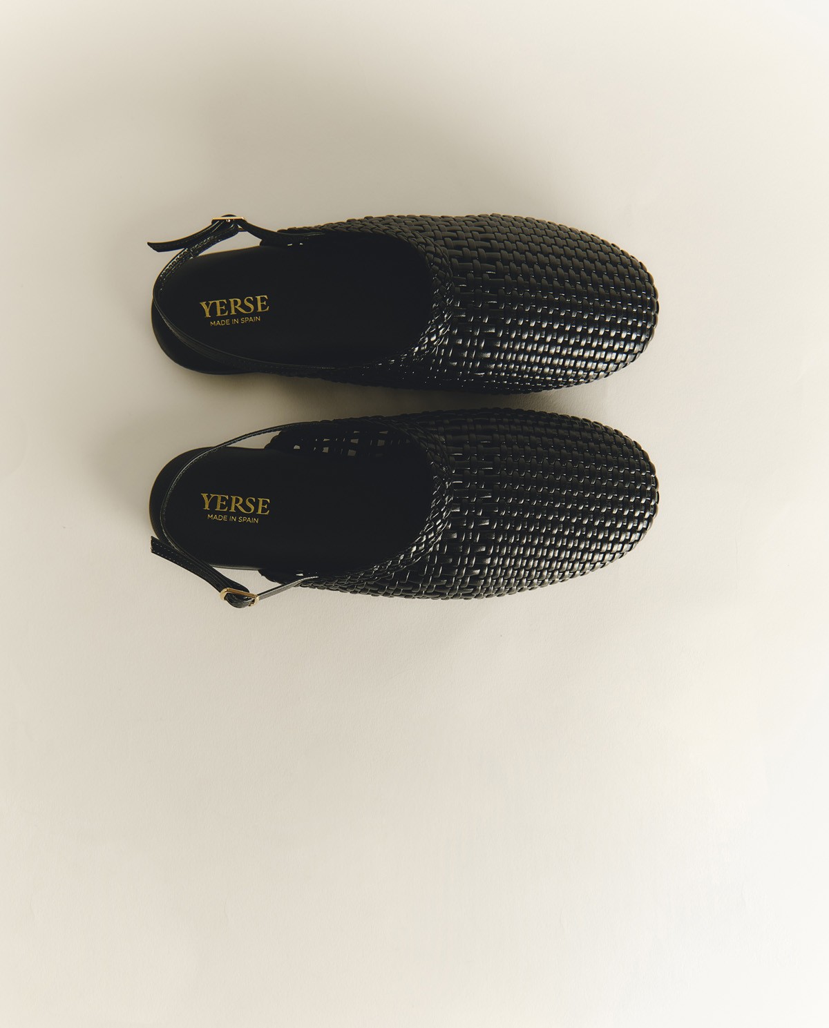 Bailarina destalonada trenzada en color negro, vista frontal con detalle del tejido 1