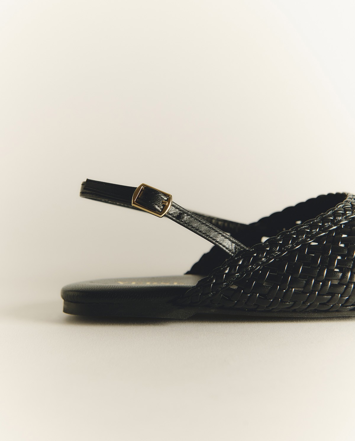 Bailarina destalonada trenzada en color negro, vista frontal con detalle del tejido 2