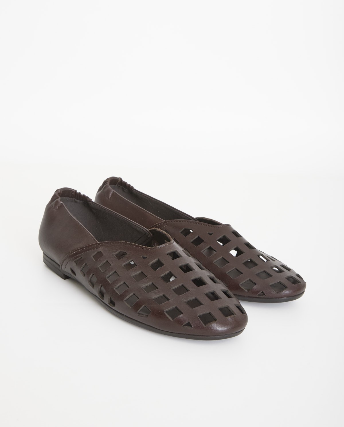 Bailarina troquelada de piel en color chocolate, vista frontal con detalle del tejido 2