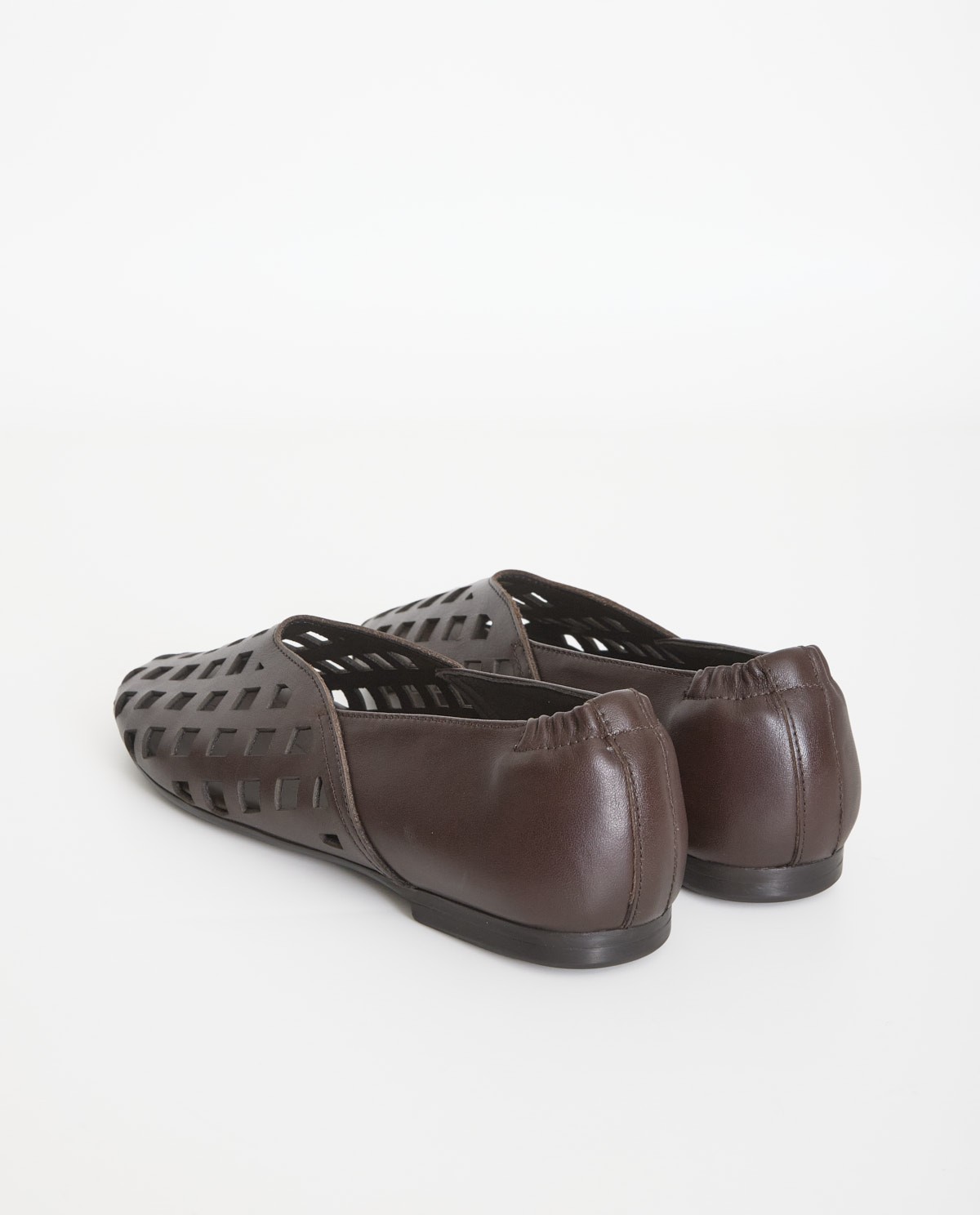 Bailarina troquelada de piel en color chocolate, vista frontal con detalle del tejido 3