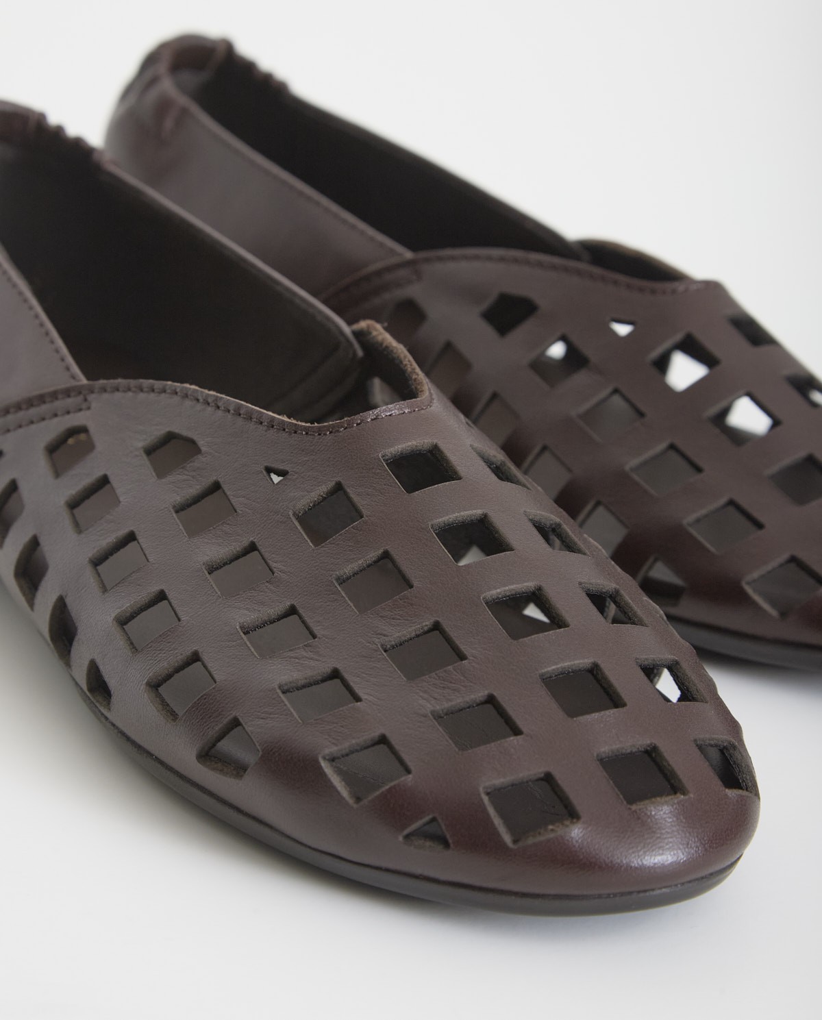 Bailarina troquelada de piel en color chocolate, vista frontal con detalle del tejido 5