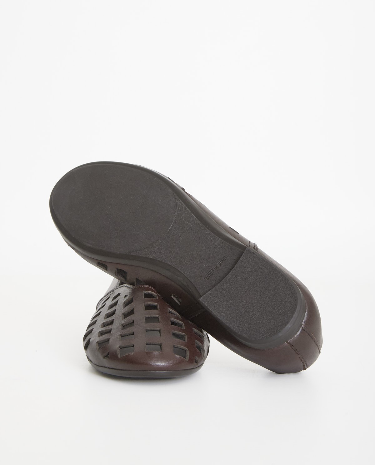 Bailarina troquelada de piel en color chocolate, vista frontal con detalle del tejido 6