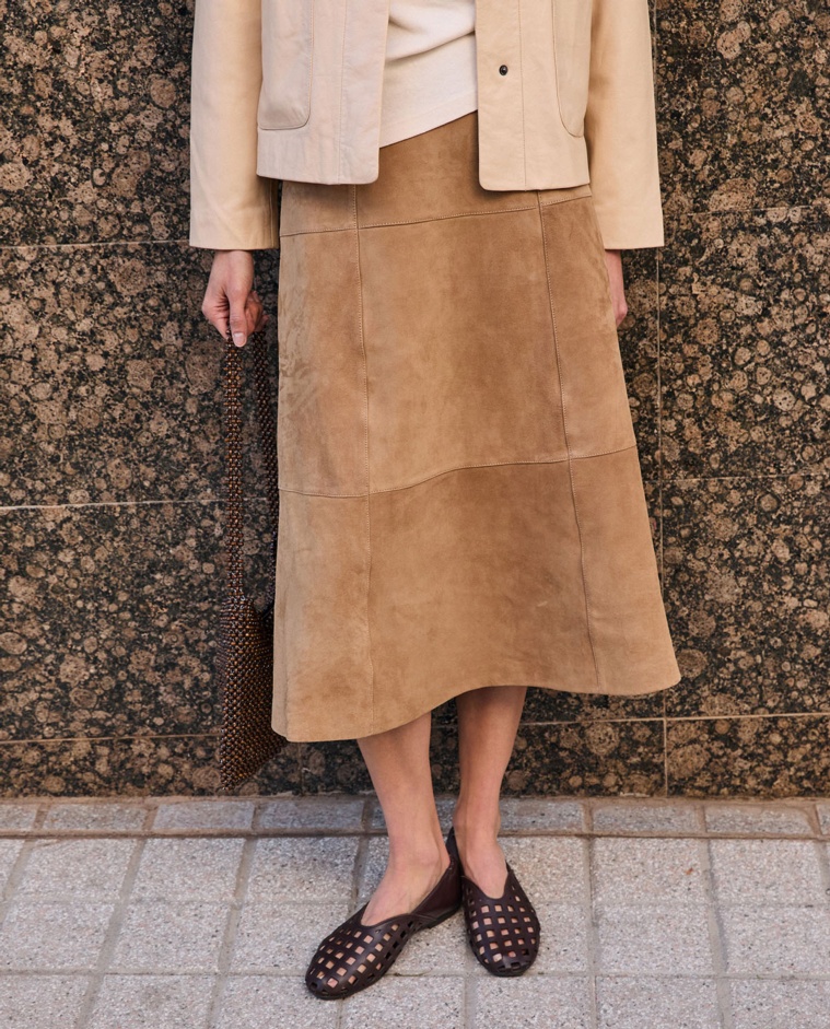 Bailarina troquelada de piel en color chocolate, vista frontal con detalle del tejido