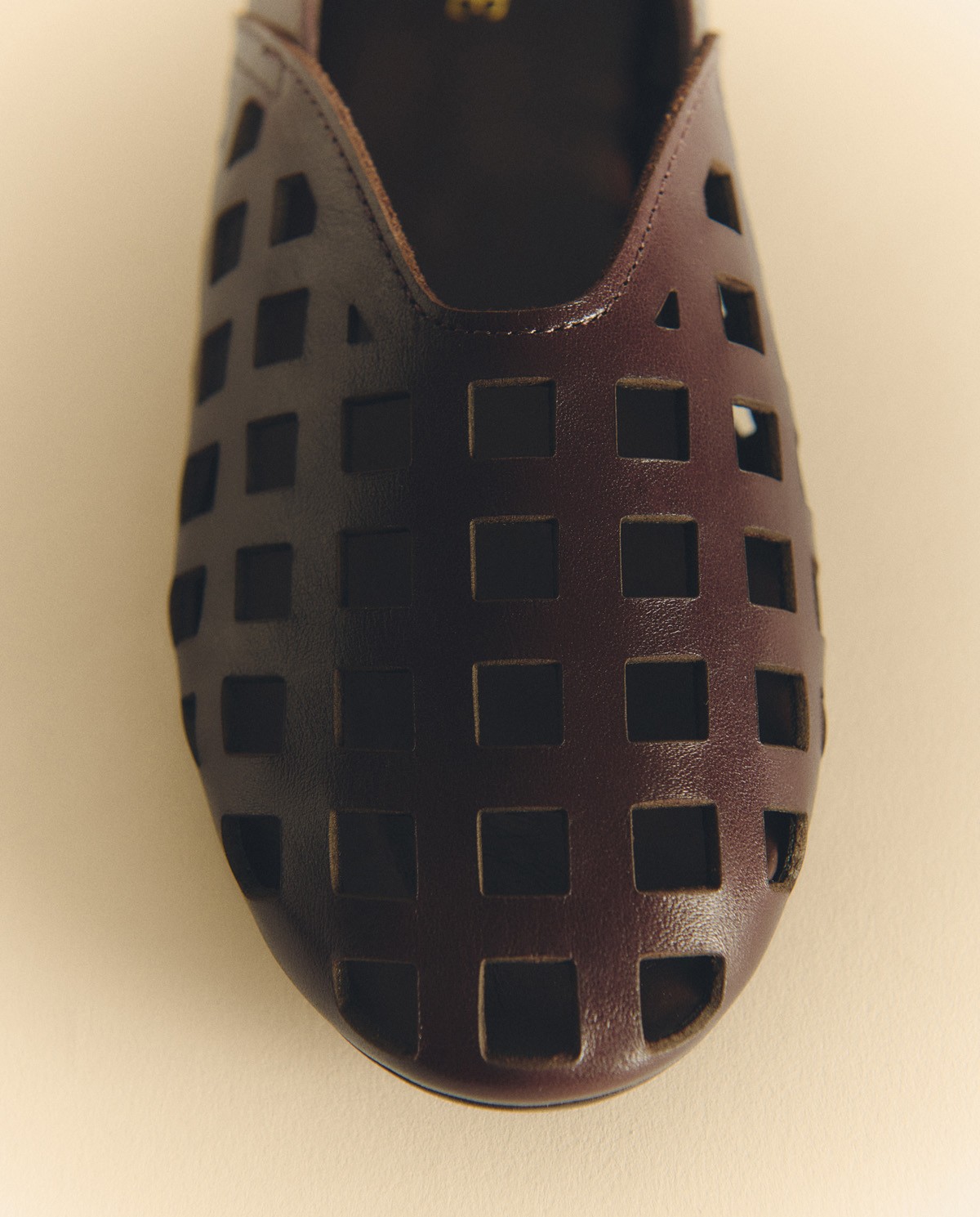 Bailarina troquelada de piel en color chocolate, vista frontal con detalle del tejido 1