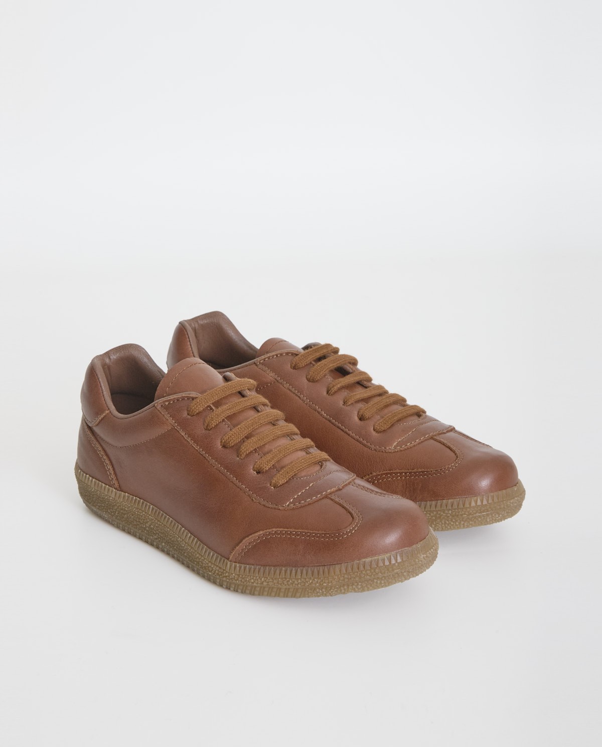 Deportivas de piel bovina en color camel, vista frontal con detalle del tejido 4