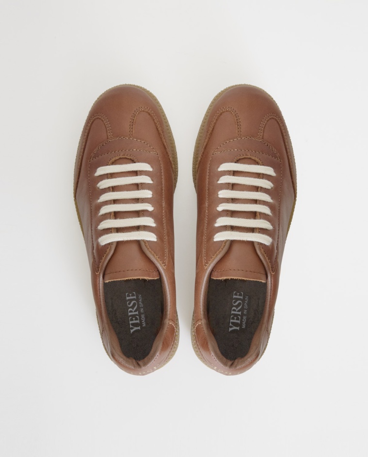 Deportivas de piel bovina en color camel, vista frontal con detalle del tejido