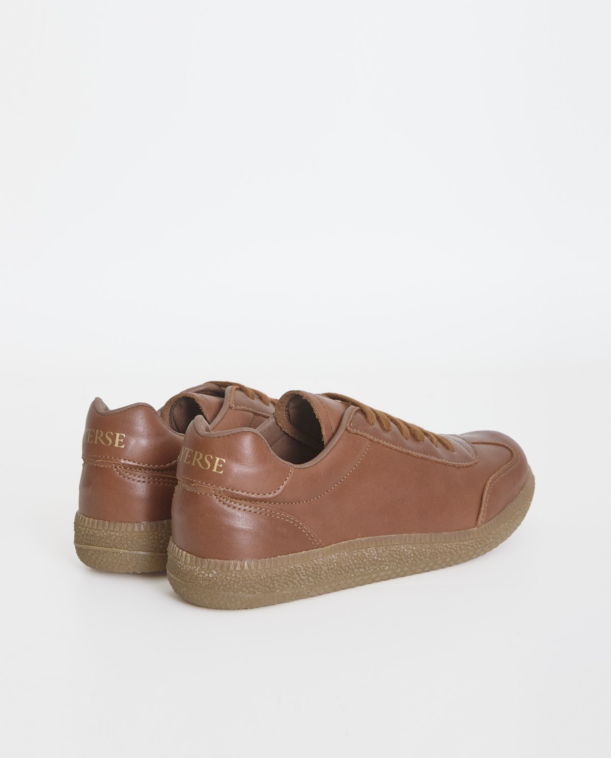 Deportivas de piel bovina en color camel, vista frontal con detalle del tejido 5