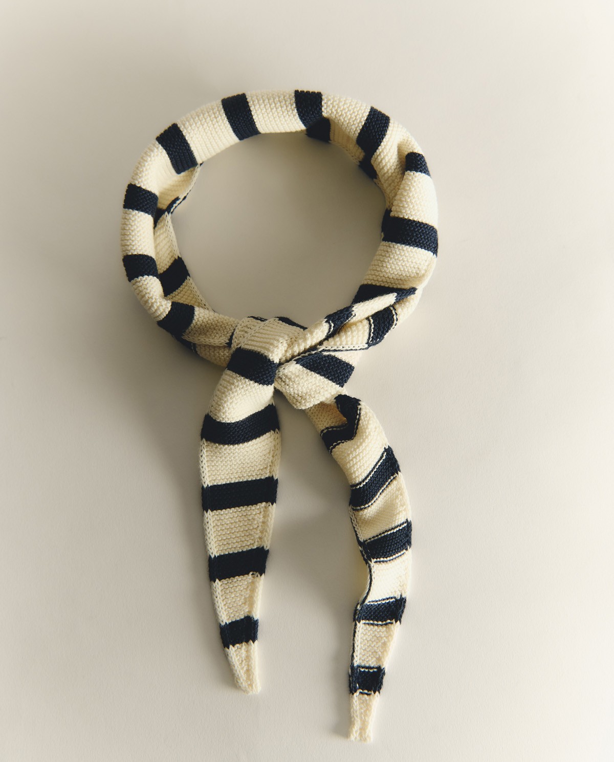 Pañuelo de punto a rayas de YERSE. Un accesorio versátil y atemporal para completar tus looks de temporada. 2