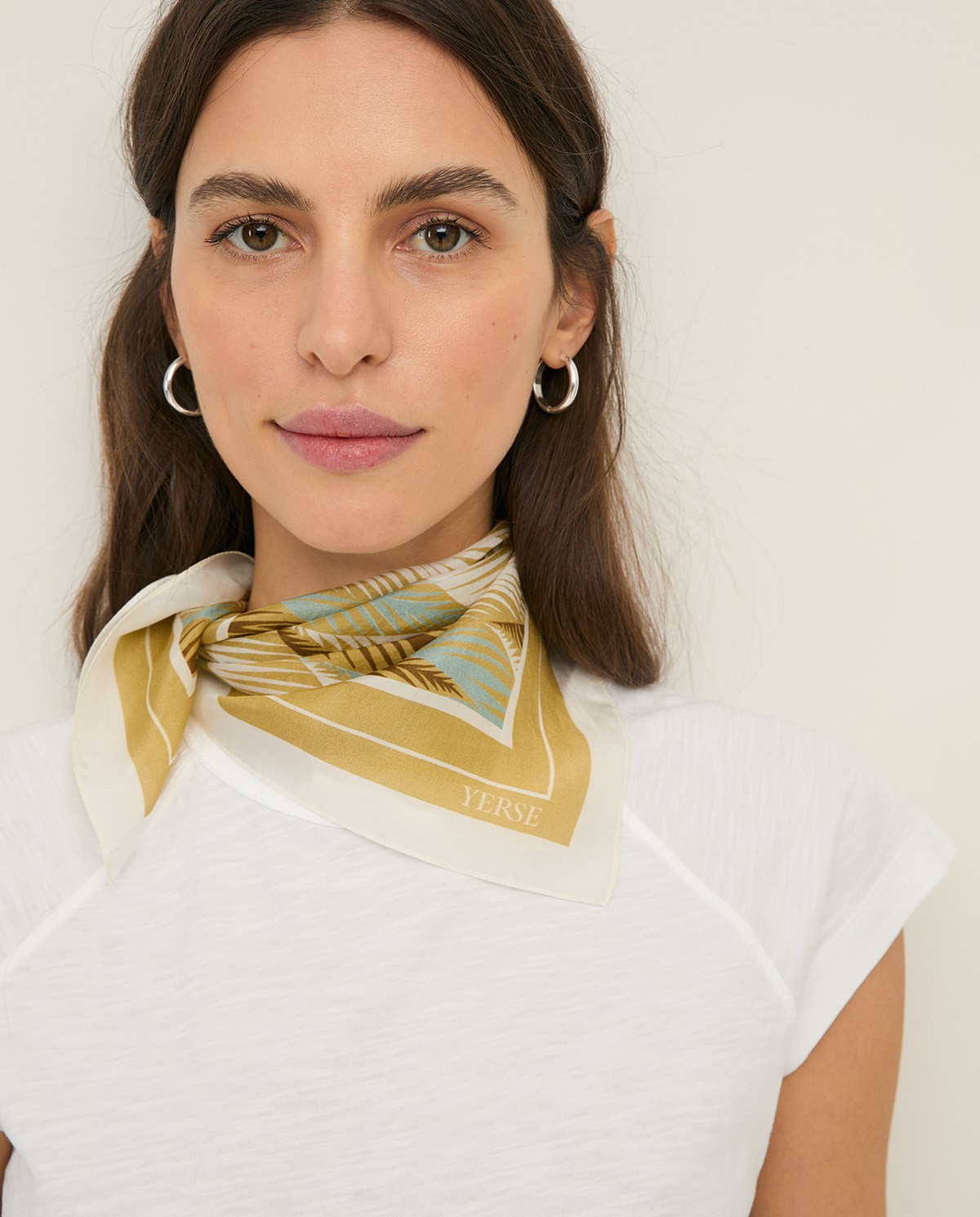 Pañuelo de seda con estampado geométrico en tonos caqui