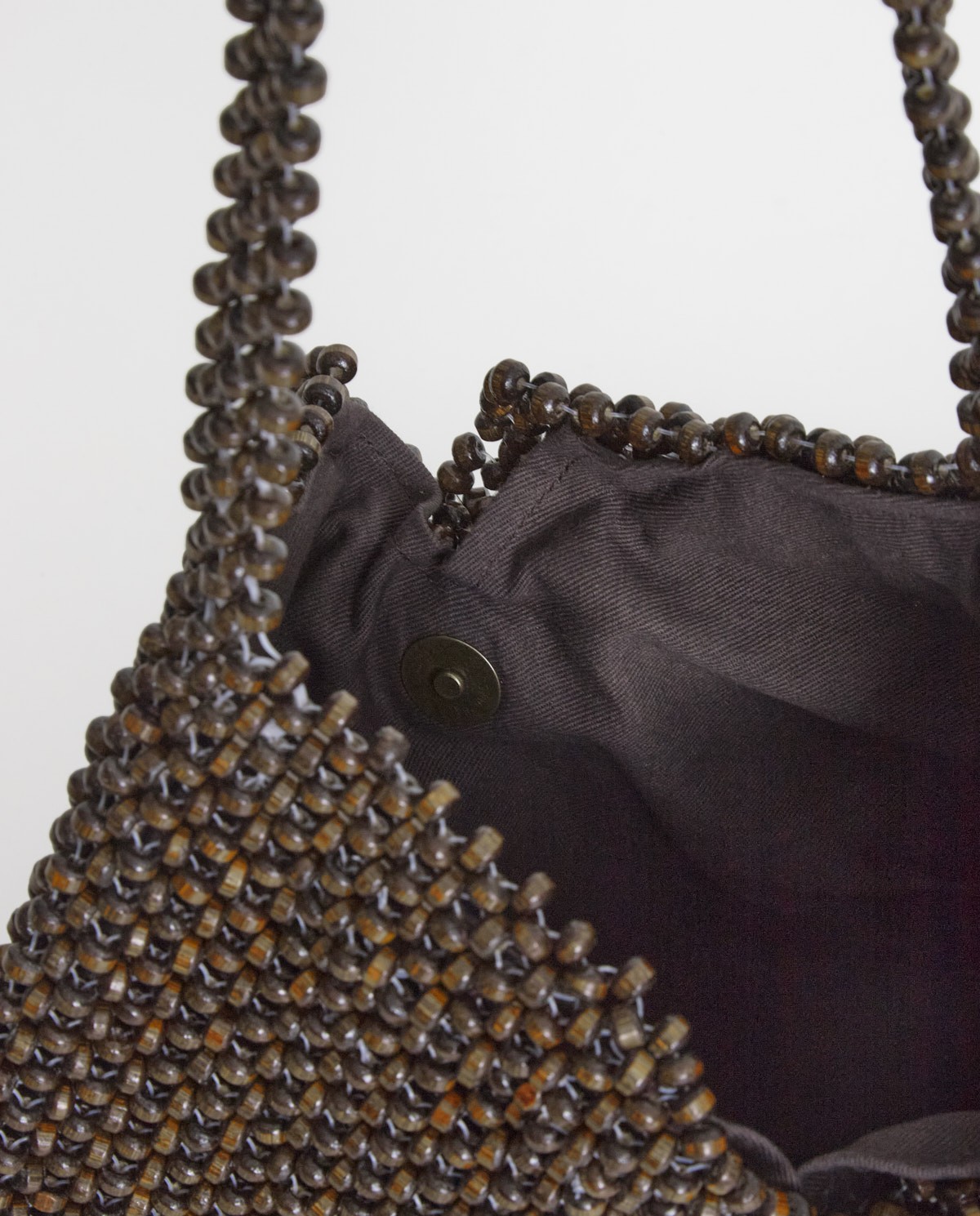 Bolso bandolera cuentas madera en color natural, vista frontal con detalle del tejido 4