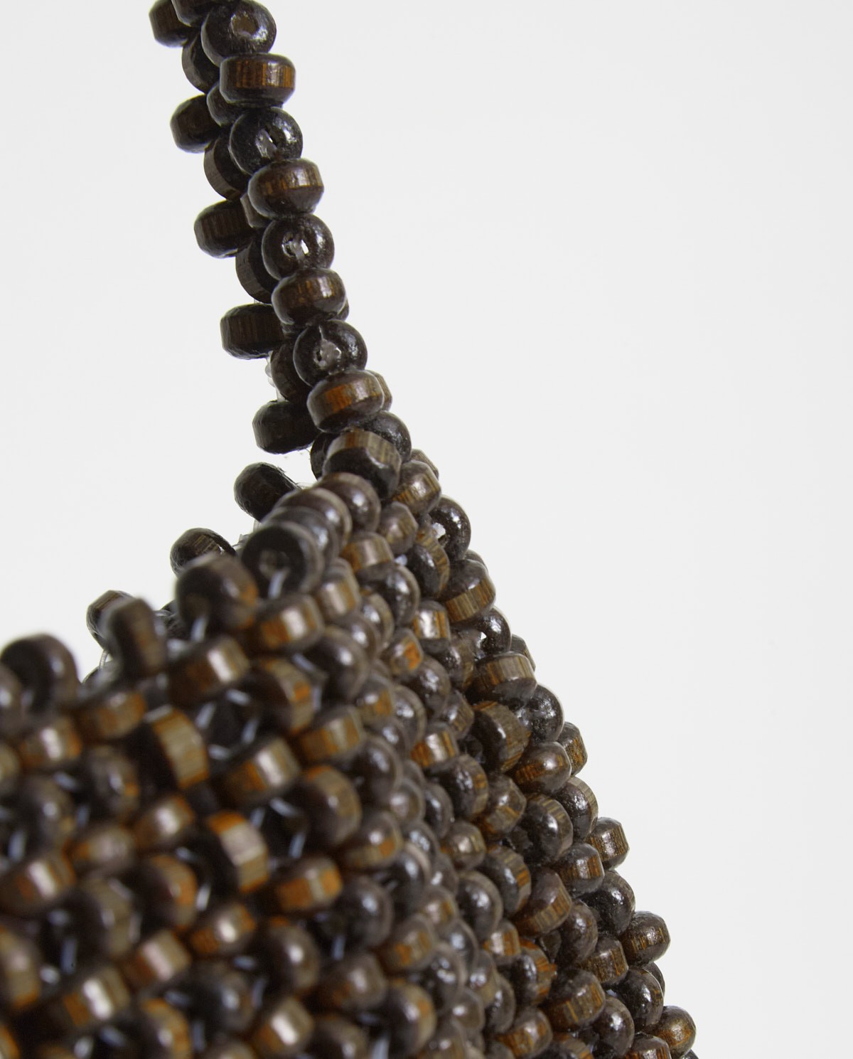 Bolso bandolera cuentas madera en color natural, vista frontal con detalle del tejido 5