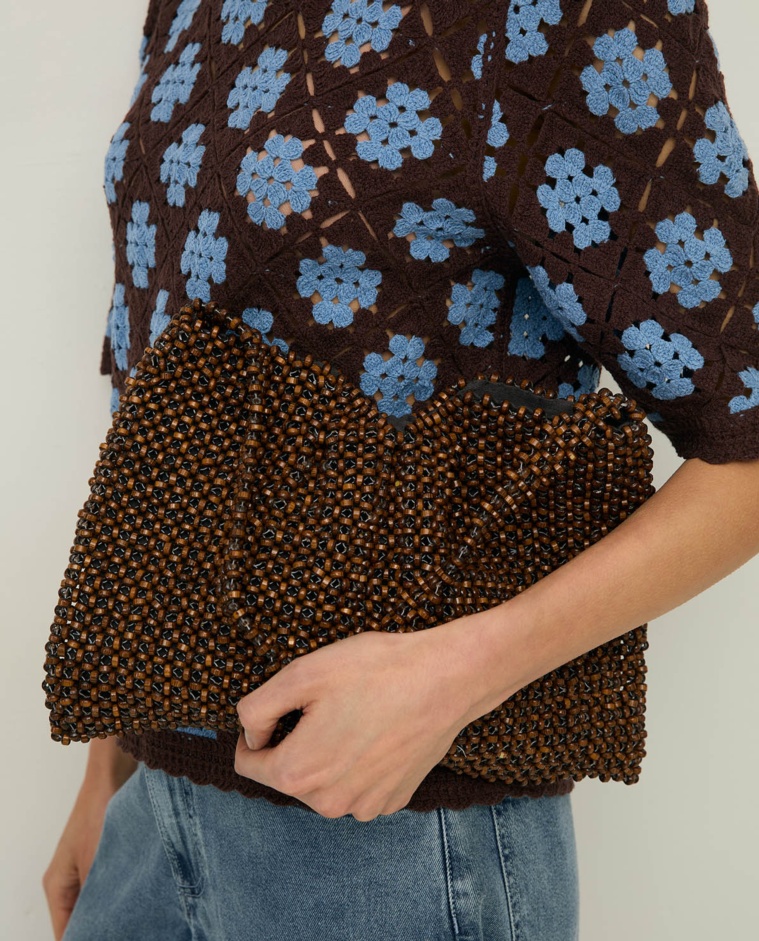 Bolso bandolera cuentas madera en color natural, vista frontal con detalle del tejido