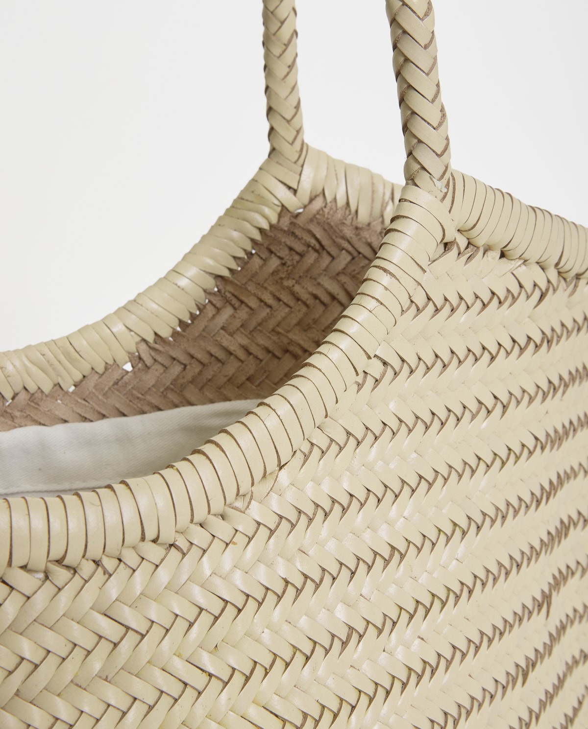 Capazo piel trenzado bolsa interior algodón en color crudo, vista frontal con detalle del tejido 5