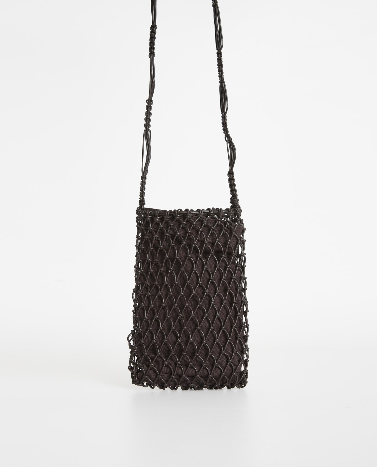 Bolso porta móvil de macramé de piel en color marrón, vista frontal con detalle del tejido 1