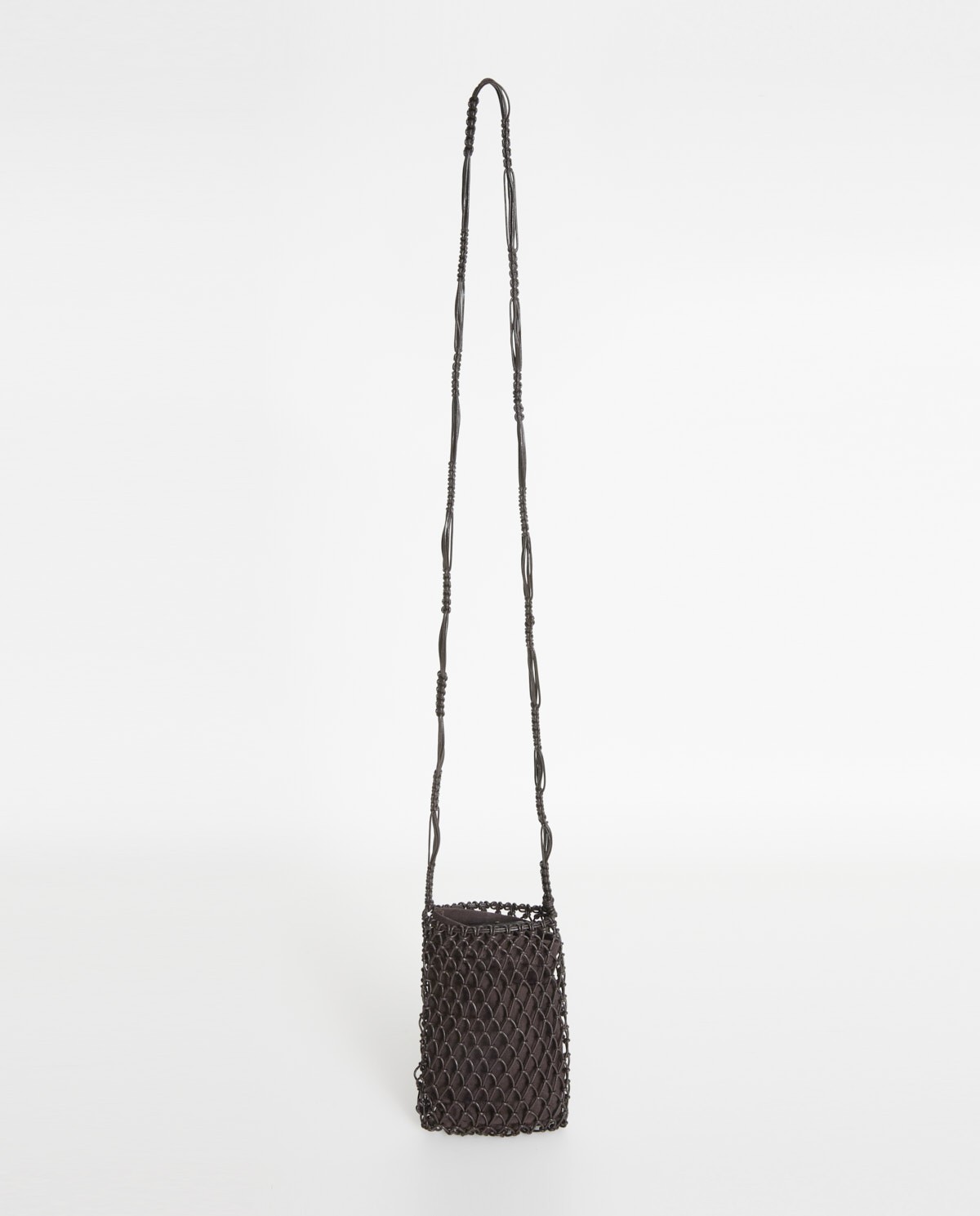 Bolso porta móvil de macramé de piel en color marrón, vista frontal con detalle del tejido 2