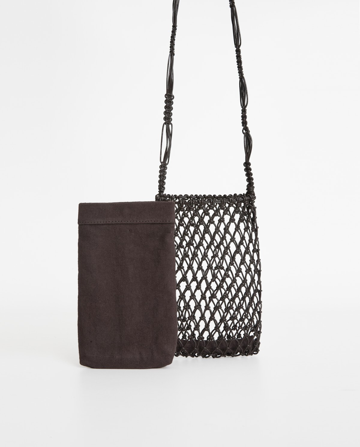 Bolso porta móvil de macramé de piel en color marrón, vista frontal con detalle del tejido 3