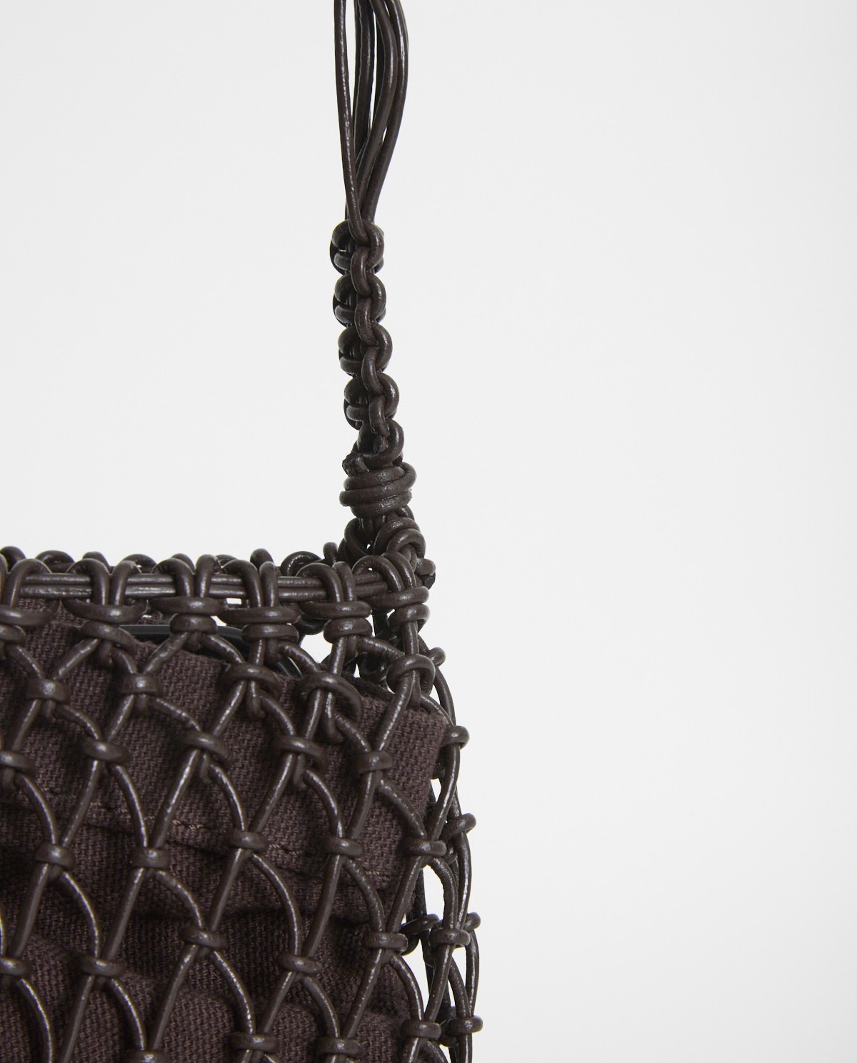 Bolso porta móvil de macramé de piel en color marrón, vista frontal con detalle del tejido 4