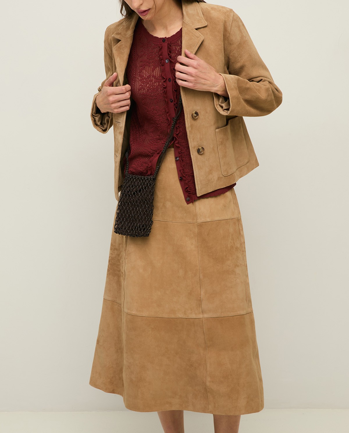 Bolso porta móvil de macramé de piel en color marrón, vista frontal con detalle del tejido