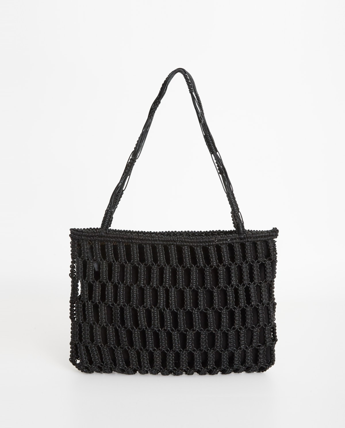 Bolso macramé tubular de piel en color negro, vista frontal con detalle del tejido 1