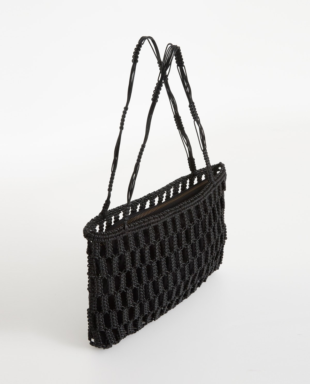 Bolso macramé tubular de piel en color negro, vista frontal con detalle del tejido 2