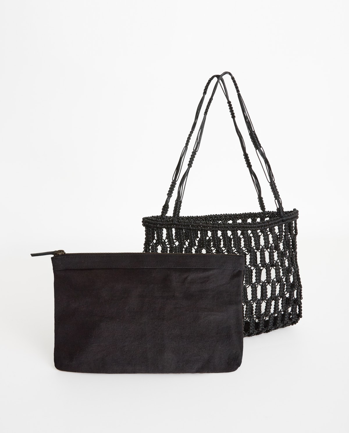 Bolso macramé tubular de piel en color negro, vista frontal con detalle del tejido 3