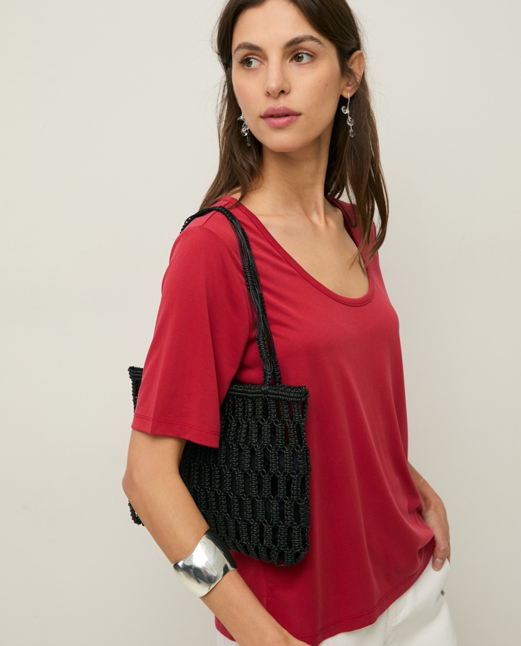 Bolso macramé tubular de piel en color negro, vista frontal con detalle del tejido