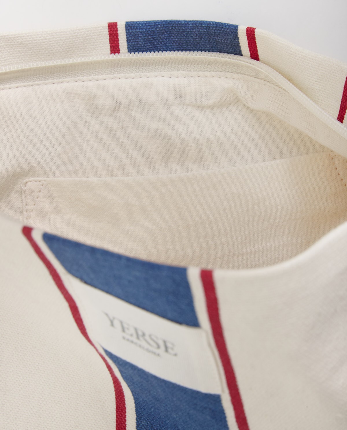 Clutch de rayas cierre Cremallera en color azul marino, vista frontal con detalle del tejido 4