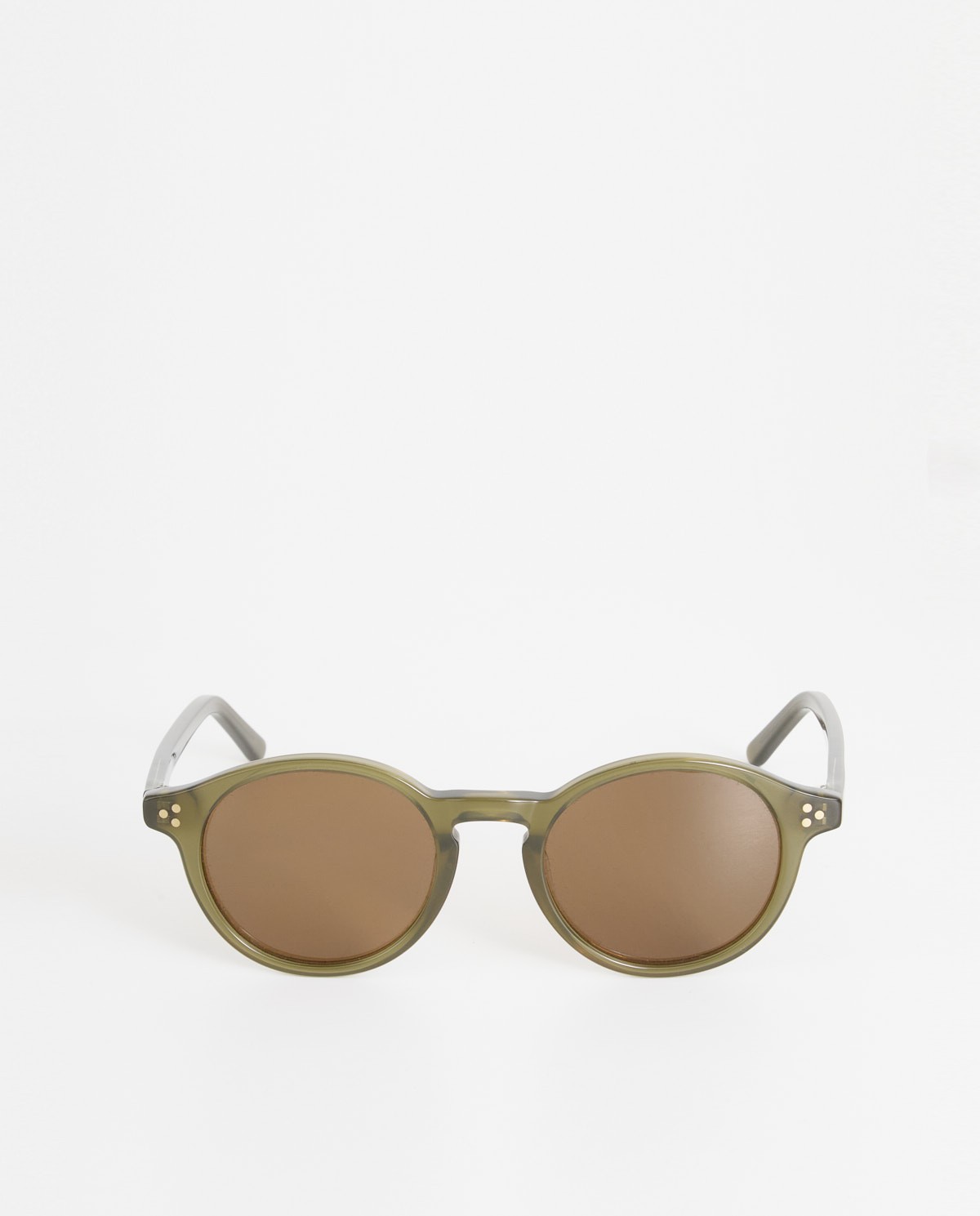 Gafas de sol polarizadas redondas en color marrón, vista frontal con detalle del tejido