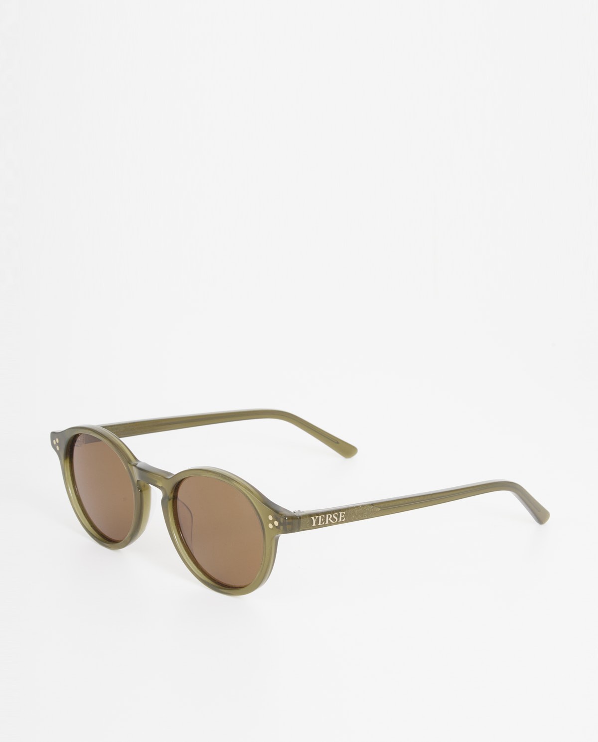 Gafas de sol polarizadas redondas en color marrón, vista frontal con detalle del tejido 1