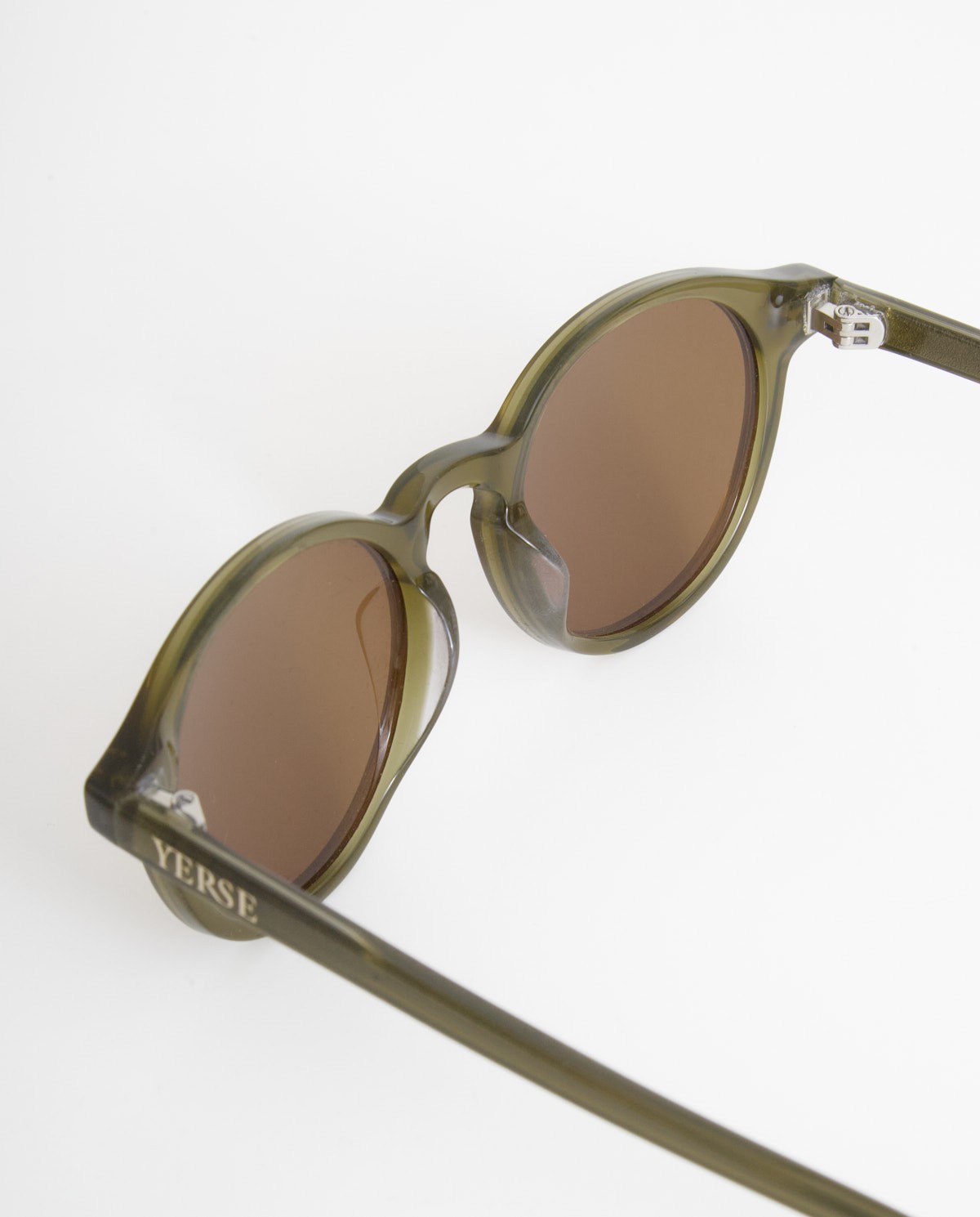 Gafas de sol polarizadas redondas en color marrón, vista frontal con detalle del tejido 2