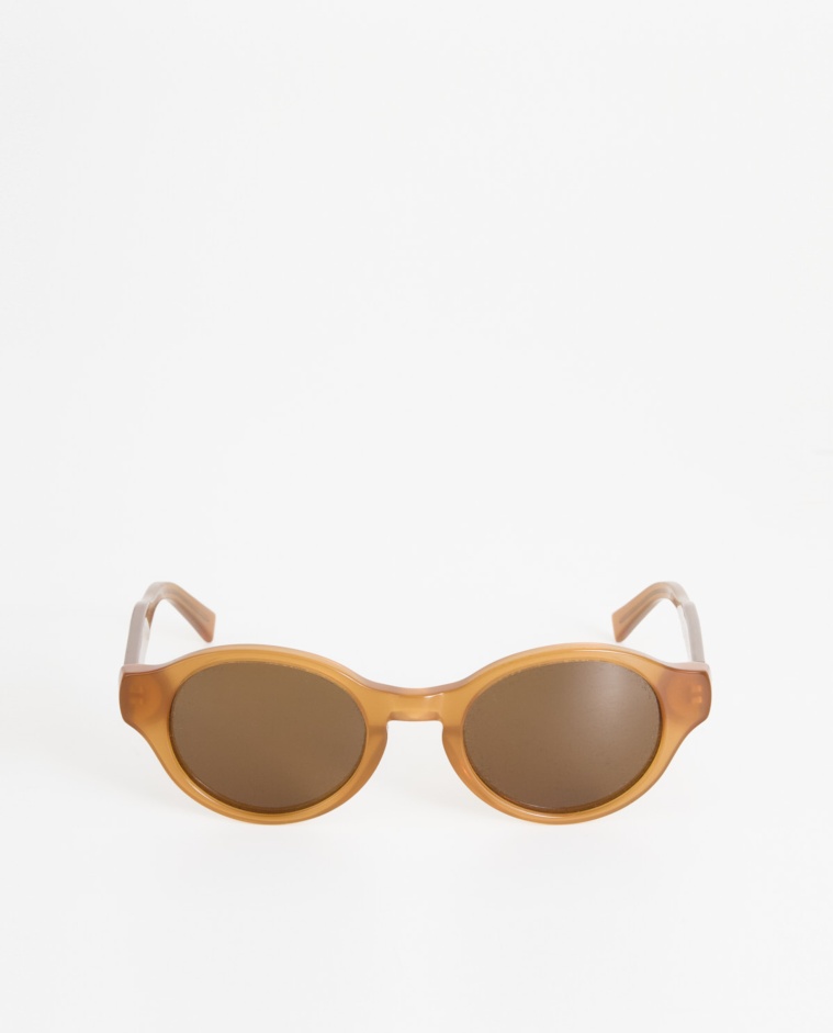 Gafas de sol polarizadas ovaladas en color camel, vista frontal con detalle del tejido