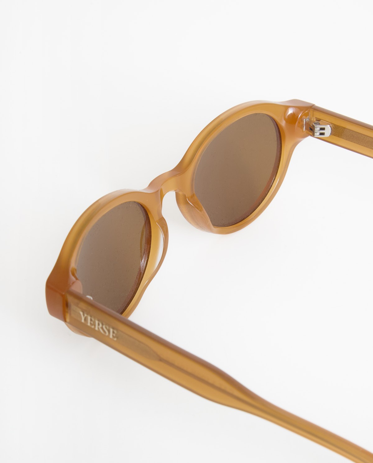 Gafas de sol polarizadas ovaladas en color camel, vista frontal con detalle del tejido 4