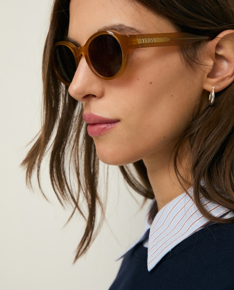 Gafas de sol polarizadas ovaladas en color camel, vista frontal con detalle del tejido