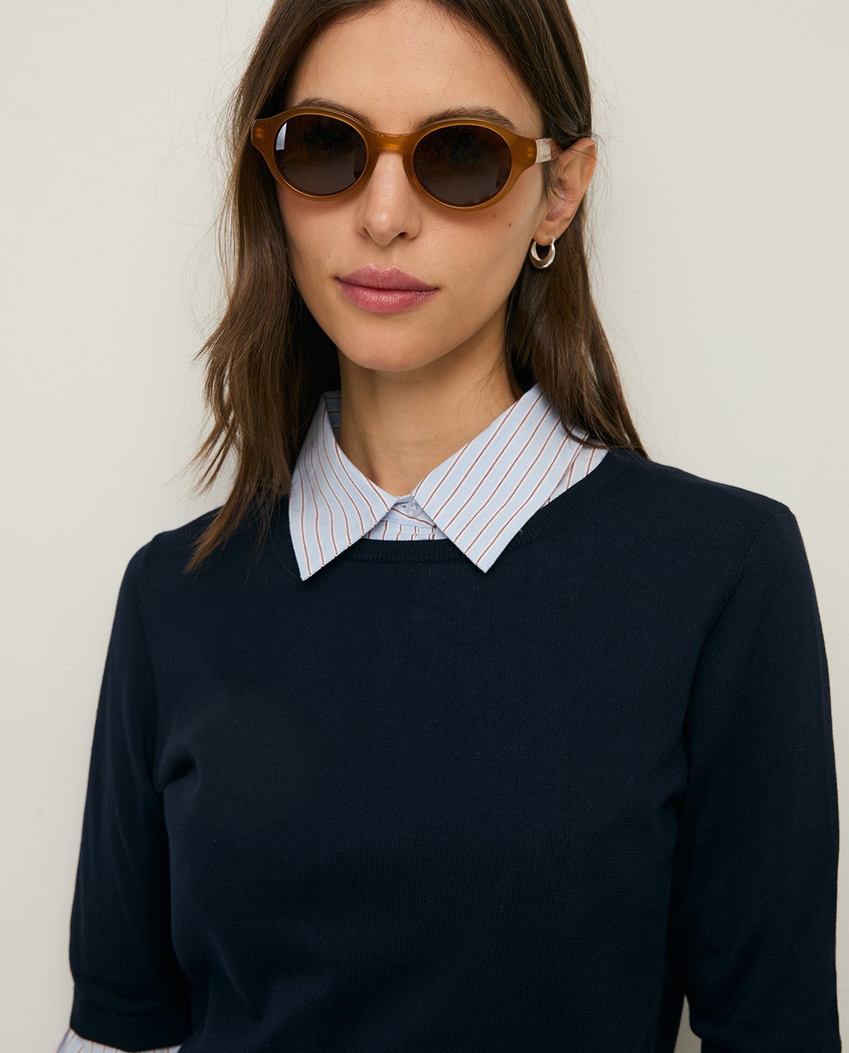 Gafas de sol polarizadas ovaladas en color camel, vista frontal con detalle del tejido 1