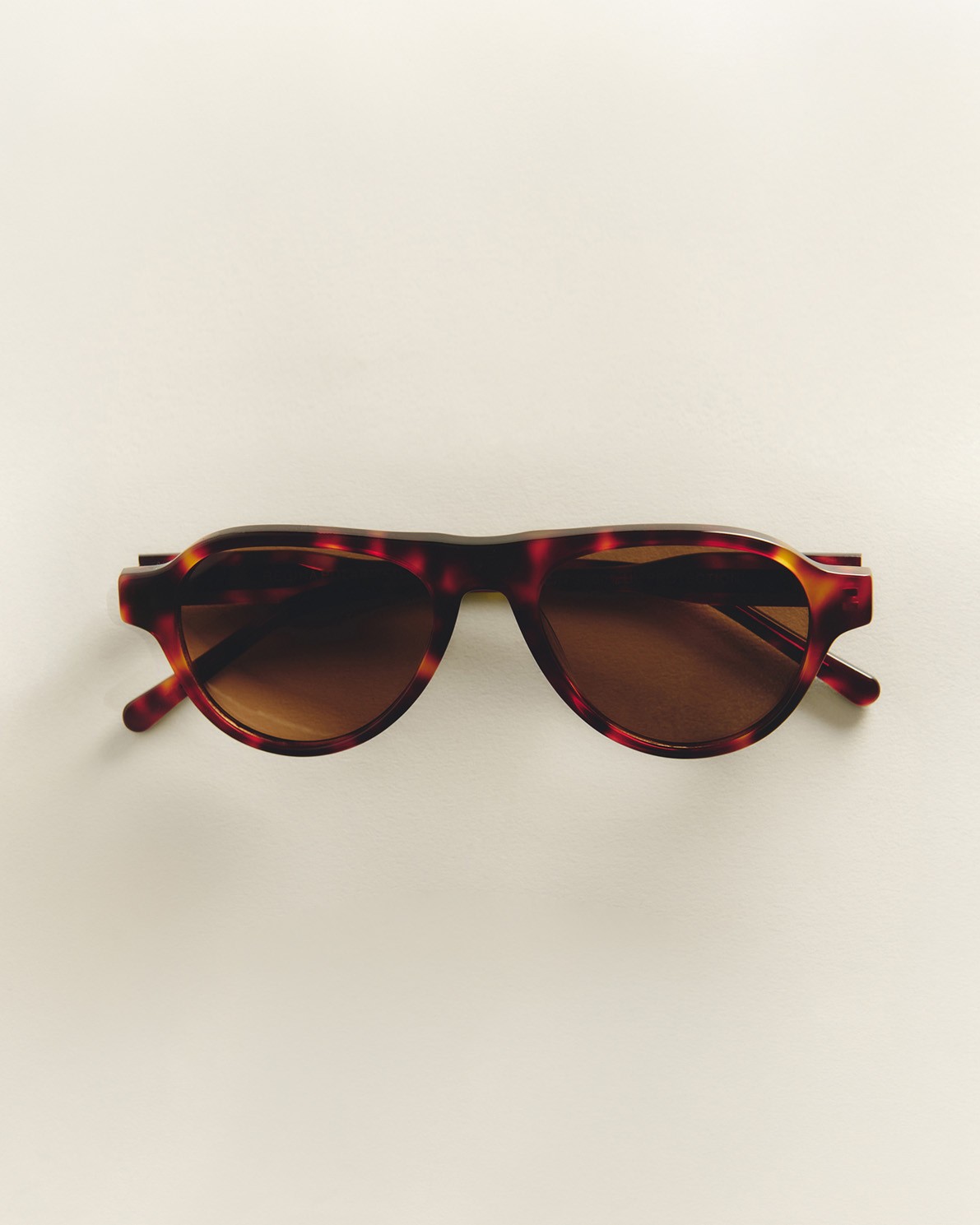 Gafas de sol polarizadas aviador en color carey, vista frontal con detalle del tejido 1