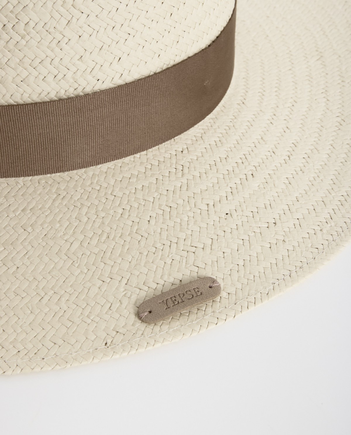 Sombrero estilo Panamá ala ancha